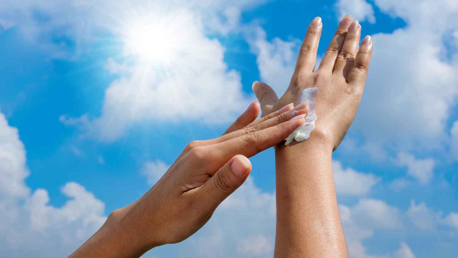 ما الكمية المثالية من واقي الشمس في يوم صيفي؟