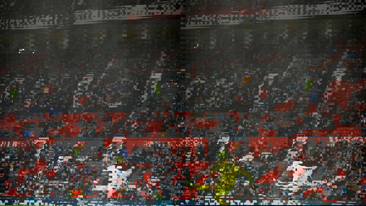 تليغراف: أعراض "كورونا" تظهر على 3 لاعبين بالدوري الإنجليزي