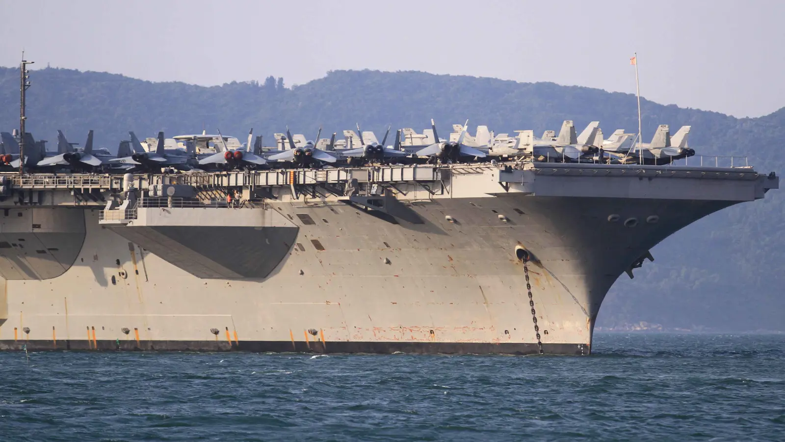 "كارل فينسون".. واشنطن تدفع بحاملة طائرات جديدة إلى بحر العرب (فيديو)