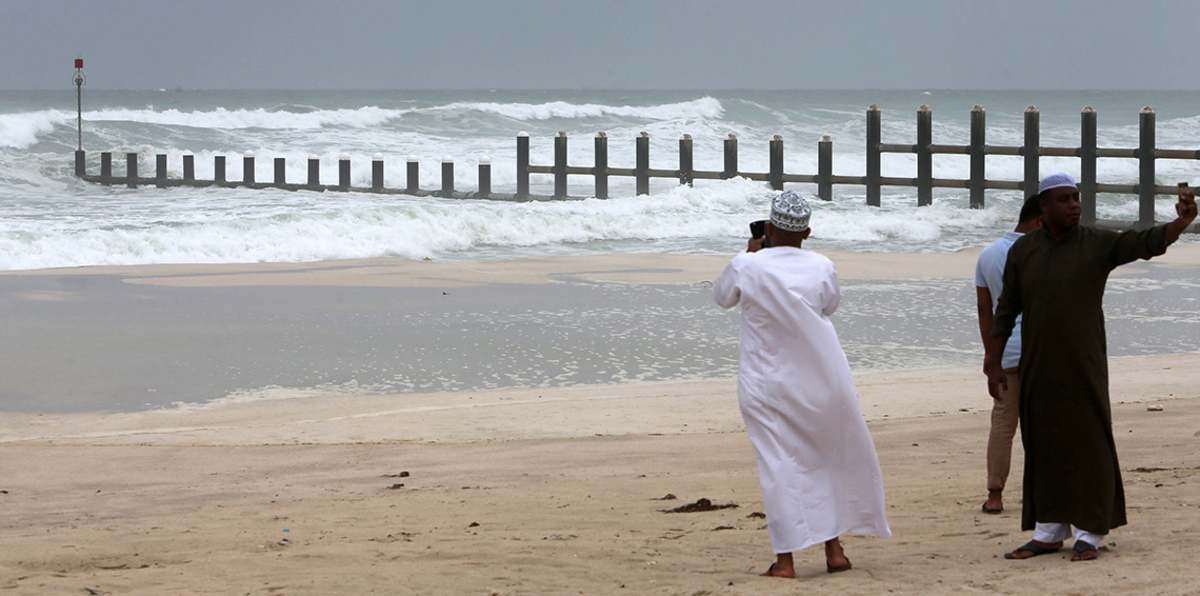 سلطنة عمان تعلن انتهاء "مكونو".. شاهد آثار ما بعد الإعصار