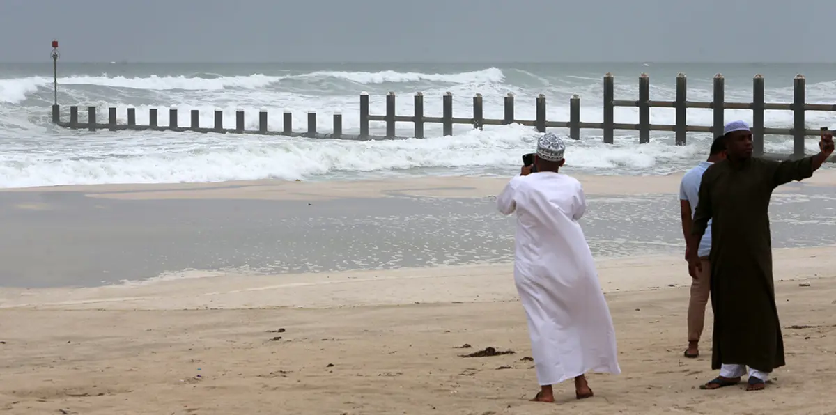 سلطنة عمان تعلن انتهاء "مكونو".. شاهد آثار ما بعد الإعصار