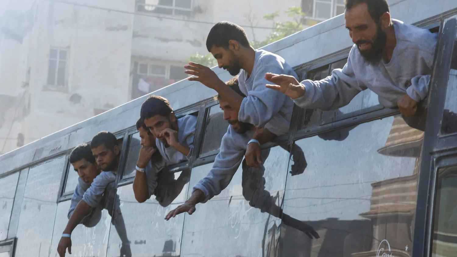 إسرائيل تفرج عن 5 فلسطينيين من غزة