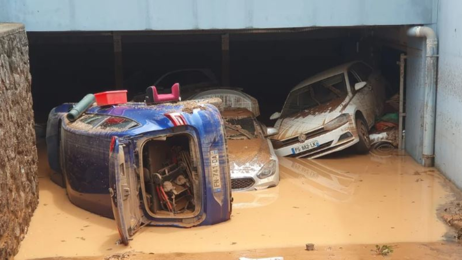 ضرب جزيرة لارينيون الفرنسية.. 4 قتلى في إعصار "غارانس"