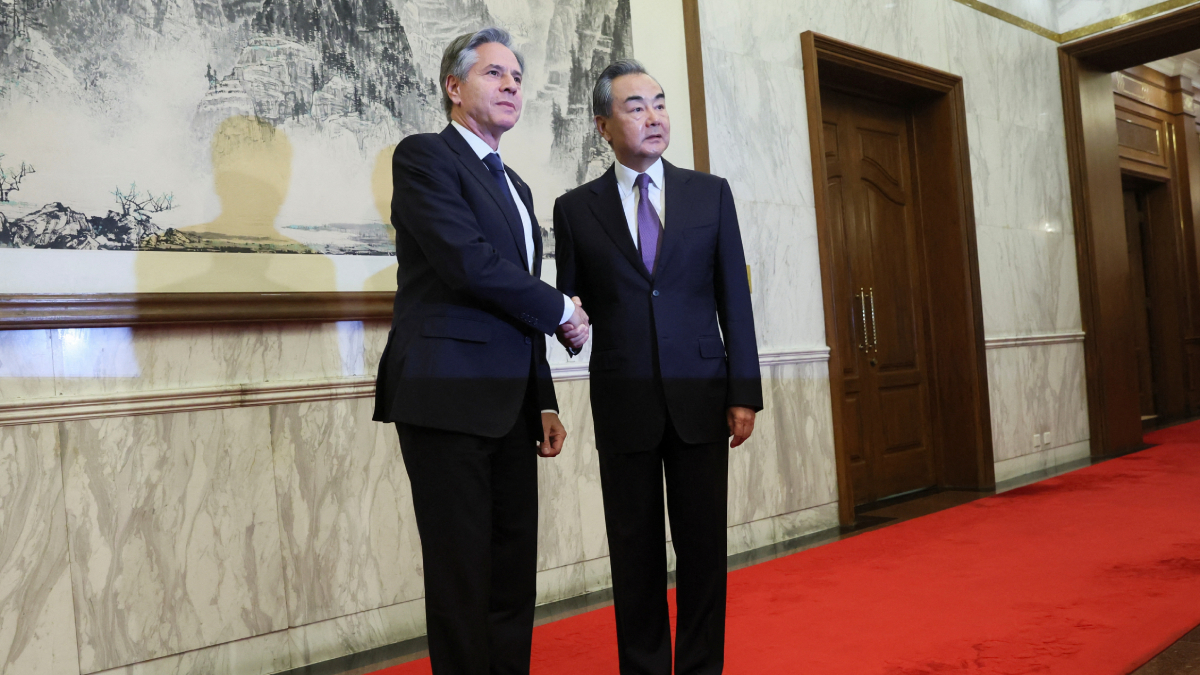 تمهيدًا لقمة بين بايدن وشي.. بلينكن يلتقي كبير دبلوماسيي الصين في جاكرتا