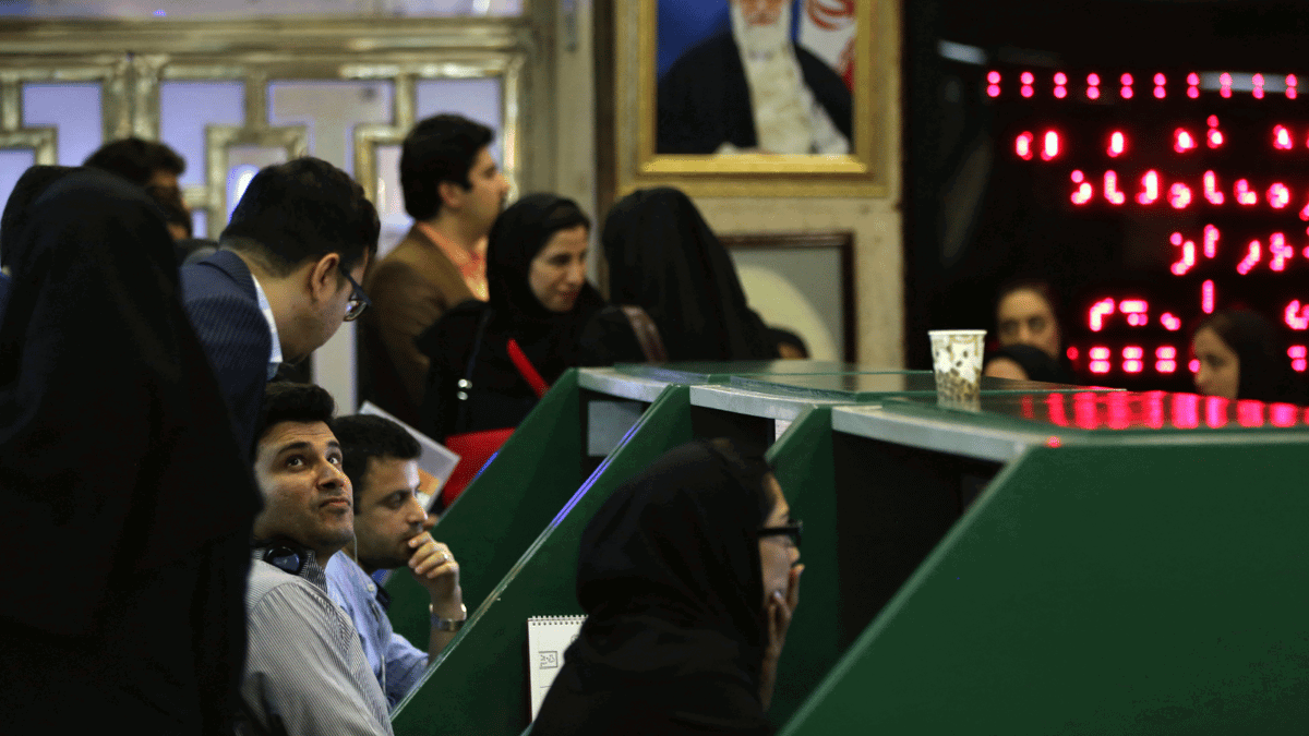 تقرير: تهور الحوثي والحرس الثوري يرفع سعر صرف الدولار في إيران