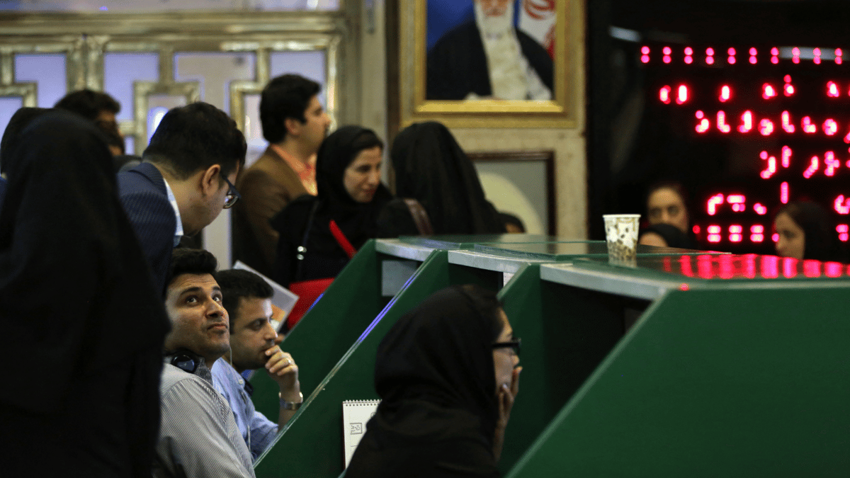 تقرير: تهور الحوثي والحرس الثوري يرفع سعر صرف الدولار في إيران