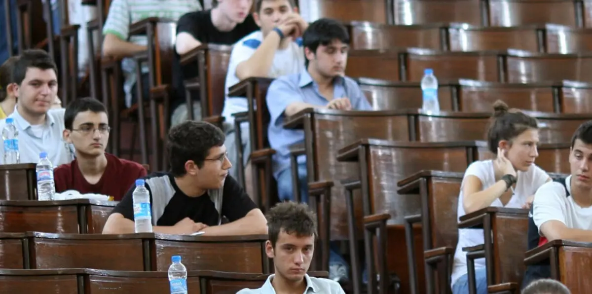 الجزائر تتصدى للغش في الثانوية العامة بقطع الإنترنت والتشويش على الهواتف