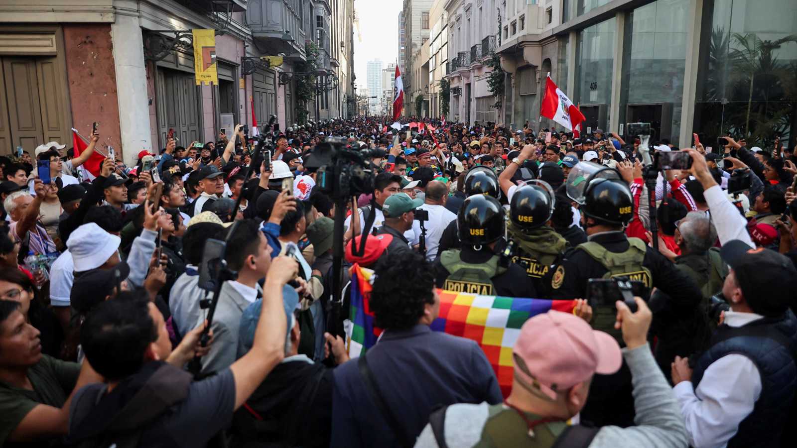 لمواجهة أعمال عنف.. رئيس بيرو يعلن حالة الطوارئ في العاصمة ليما