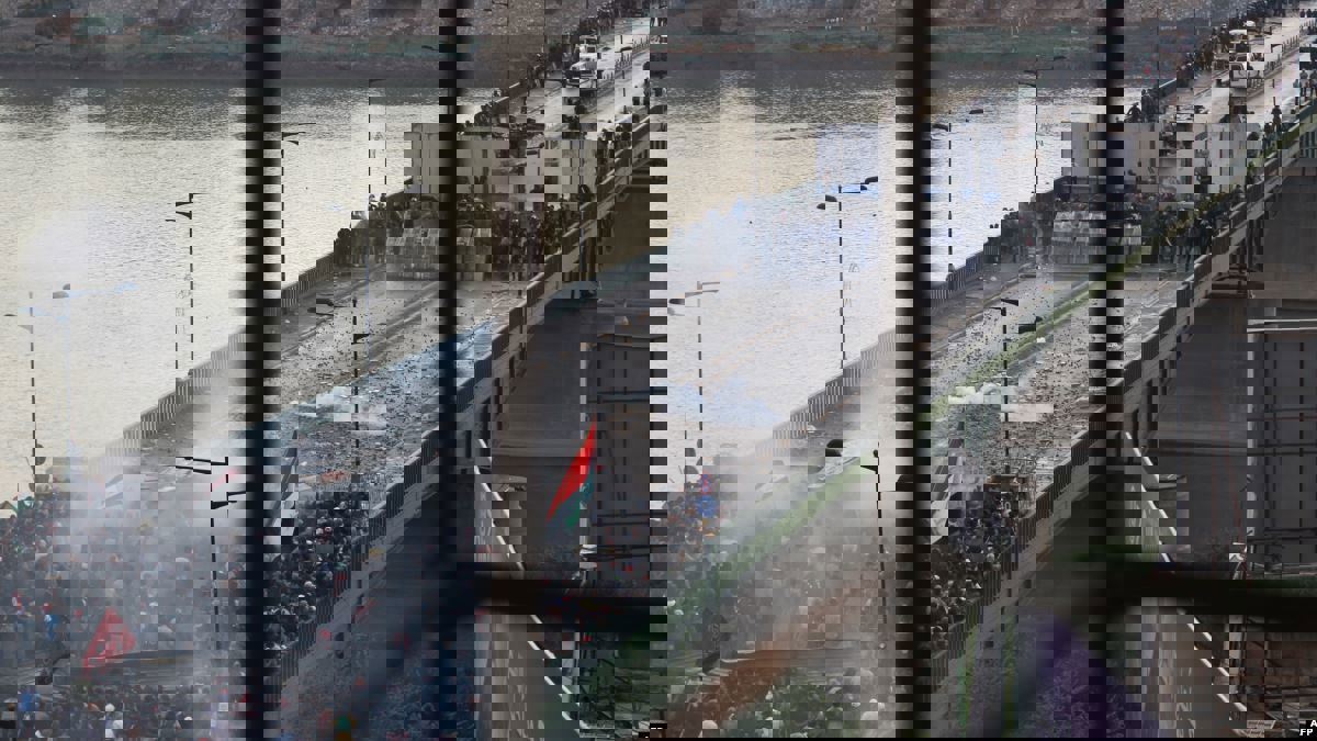 السلطات العراقية تحذر من انهيار جسر الجمهورية ببغداد.. وناشطون: محاولة لتخويف المتظاهرين