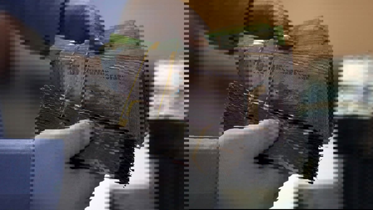 الريال اليمني يسجل تحسنًا كبيرًا أمام الدولار بعد تلقي البنك المركزي دعمًا دوليًا