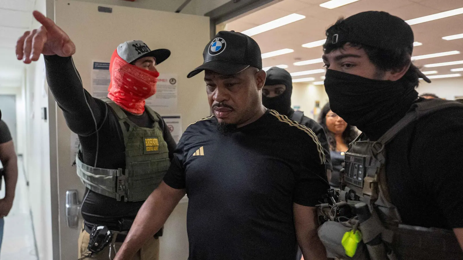 وصفتهم بـ "الهمجيين".. إدارة ترامب ترحّل مهاجرين إلى دولة أفريقية