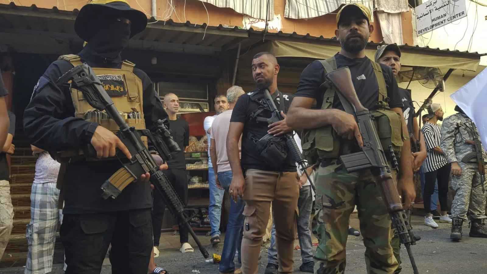 لبنان يبدأ تسلّم الأسلحة من المخيمات الفلسطينية في بيروت