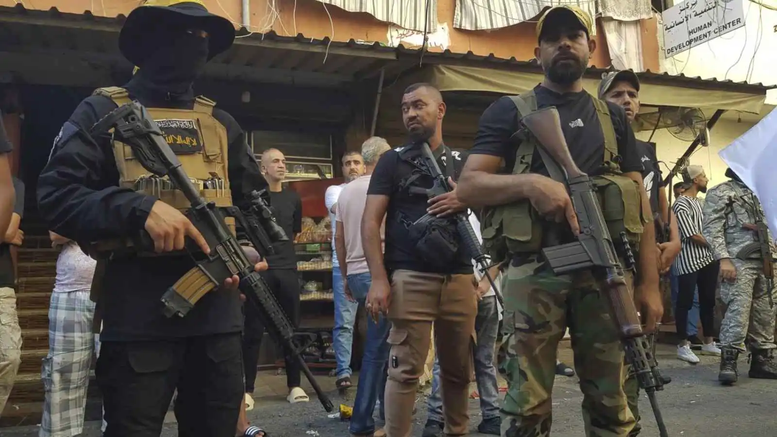 لبنان يبدأ تسلّم الأسلحة من المخيمات الفلسطينية في بيروت