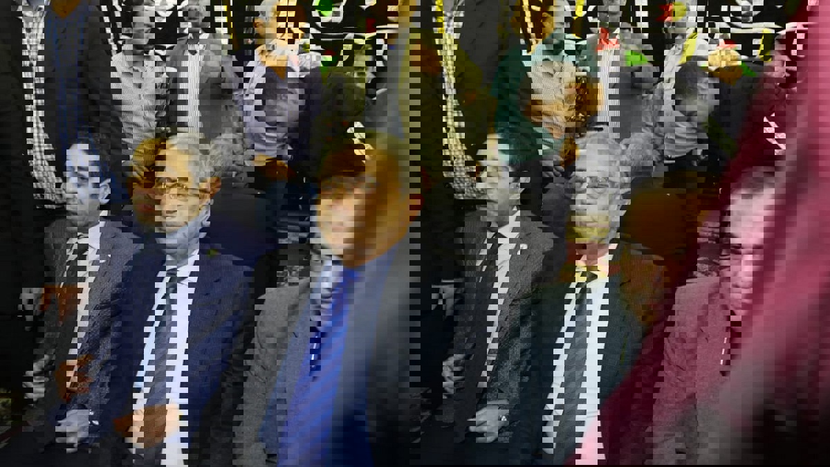 أبرزهم عمرو موسى وهاني شاكر.. مشاهير يشاركون في عزاء شعبان عبدالرحيم (صور)