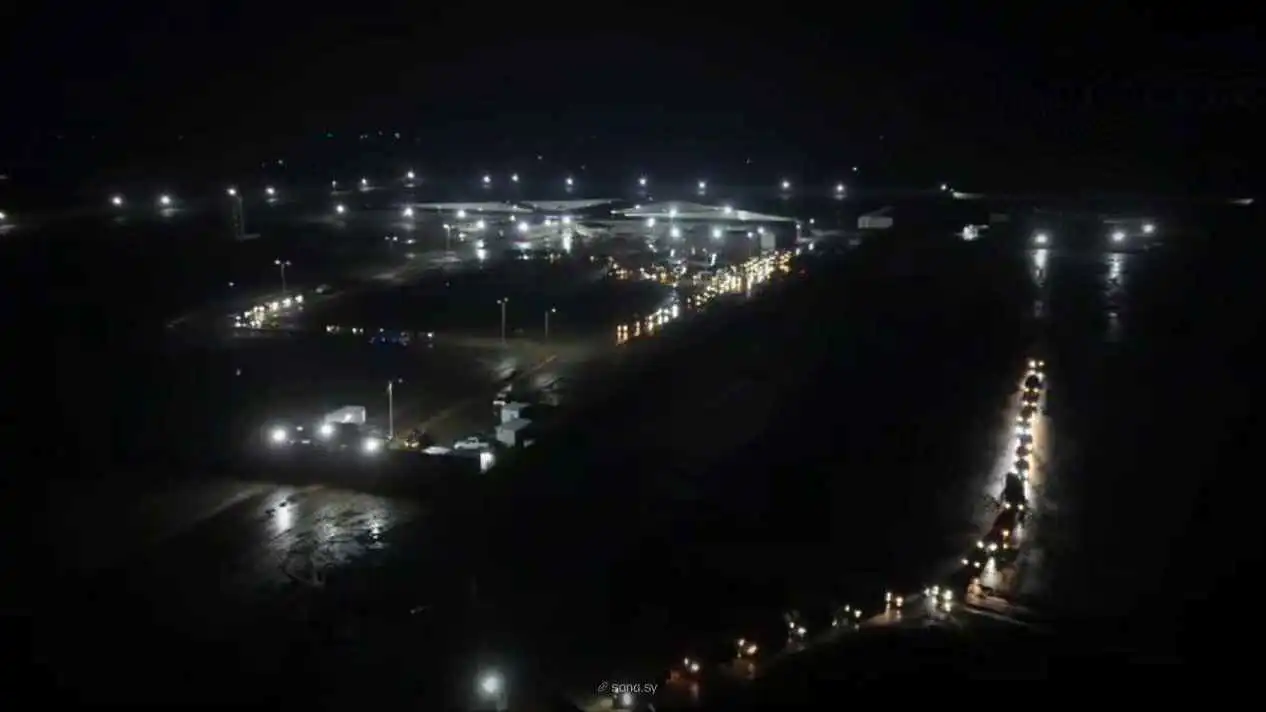 الجيش السوري يبدأ نقل معتقلي "قسد" من الرقة إلى عين العرب (صور)