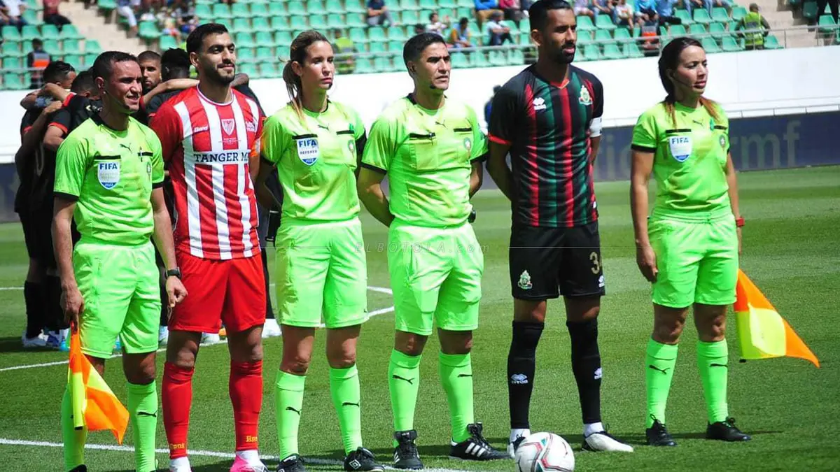 محمد كمال لاعب المغرب التطواني يسخر من الحكمة بشرى كربوبي (صورة)