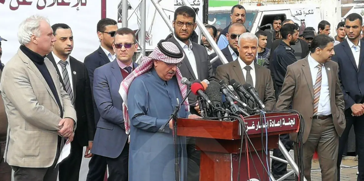 بالفيديو.. شاهد ملاحقة السفير القطري بالصراخ والأحذية في غزة