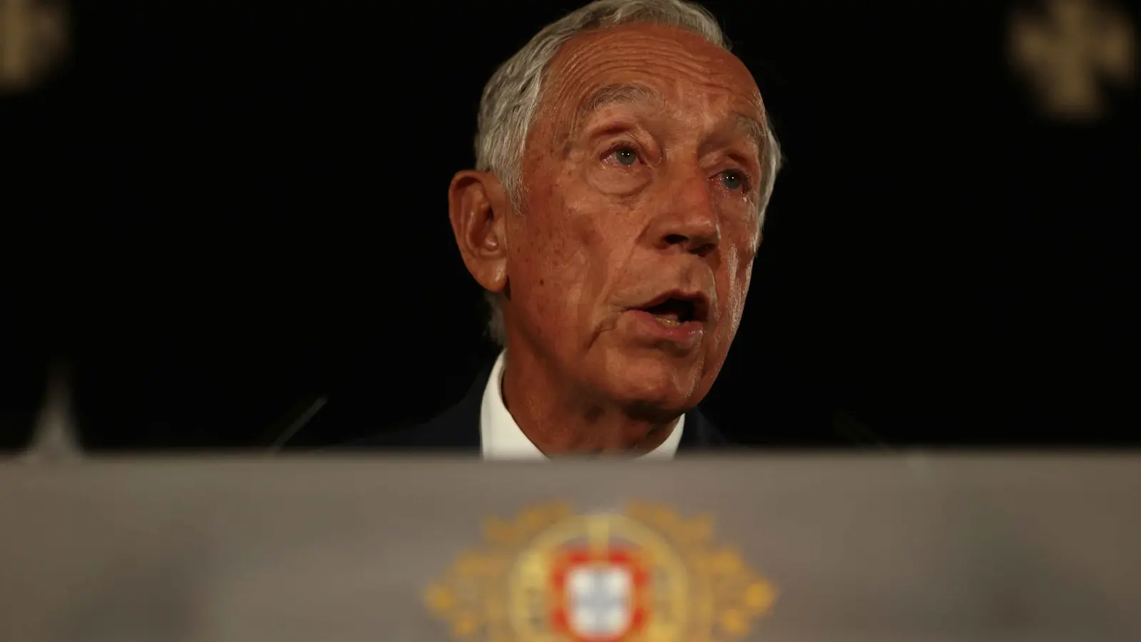 الرئيس البرتغالي يحل البرلمان ويدعو لانتخابات مبكرة