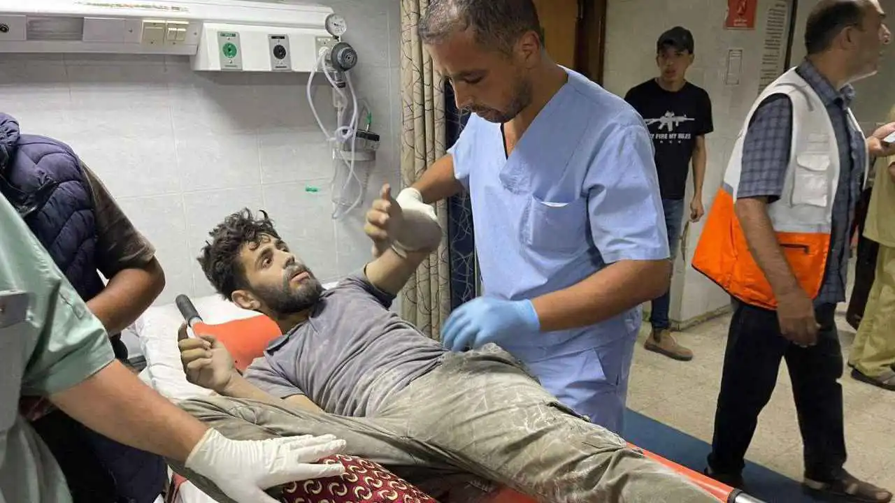 إسرائيل تستهدف مقر الهلال الأحمر في خان يونس جنوبي قطاع غزة (فيديو)