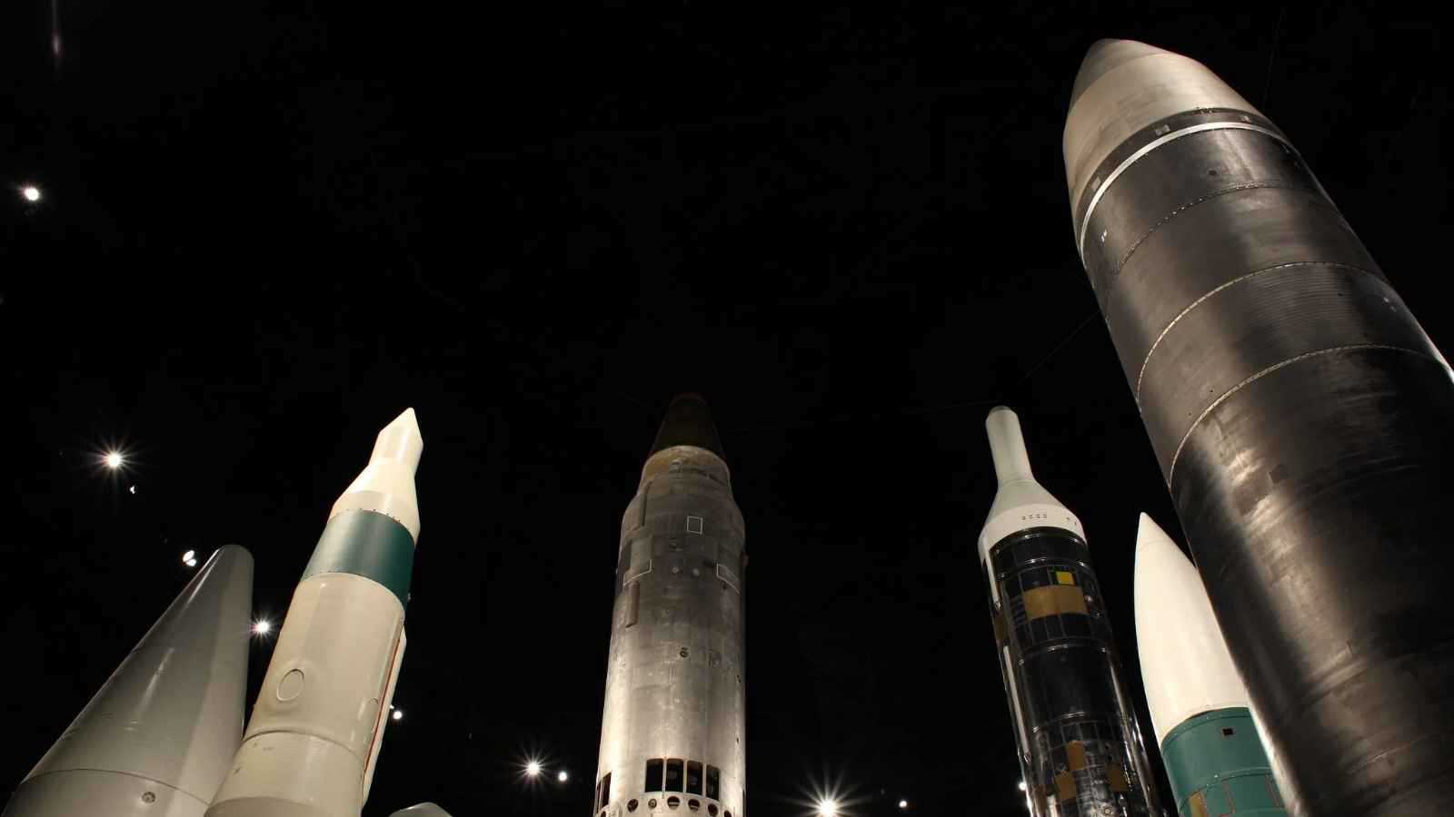 "صواريخ الرعب" في بريطانيا.. أمريكا تؤجج سباق الردع مع روسيا بالرؤوس النووية