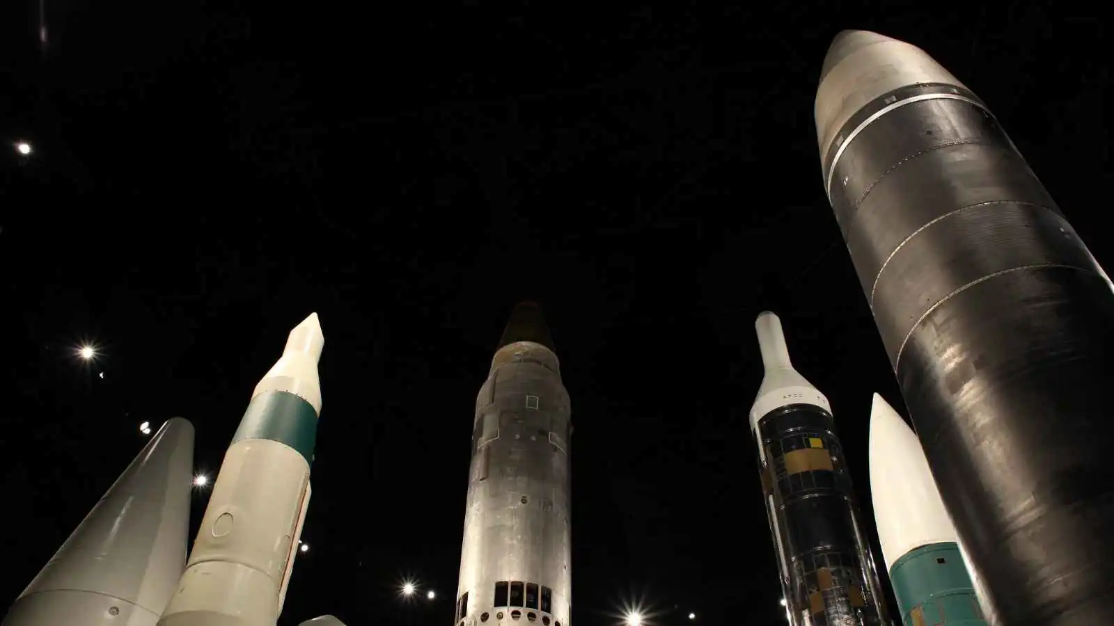 "صواريخ الرعب" في بريطانيا.. أمريكا تؤجج سباق الردع مع روسيا بالرؤوس النووية