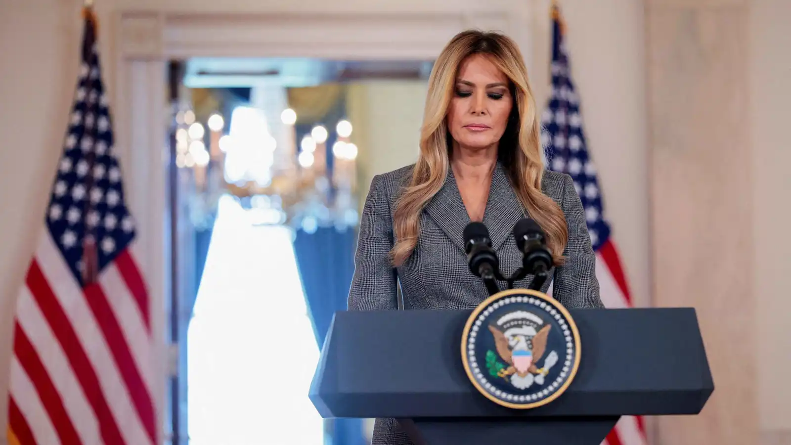 5 حركات.. لغة جسد ميلانيا ترامب تكشف حقيقة علاقتها بإبستين (فيديو)