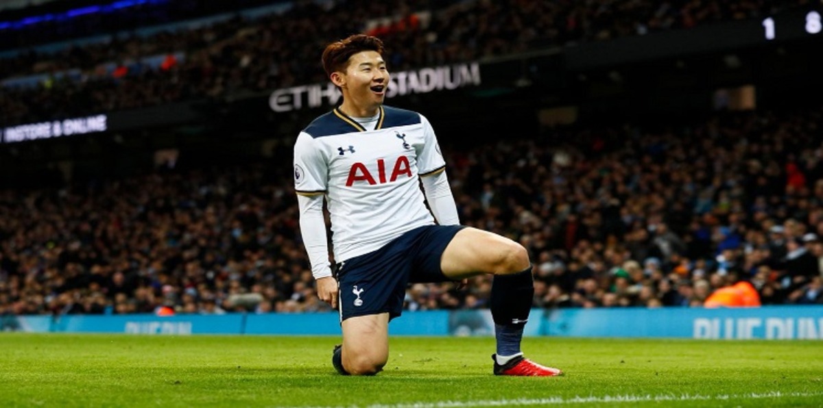 لاعبو توتنهام يغرون زميلهم بفتاة كورية (فيديو)