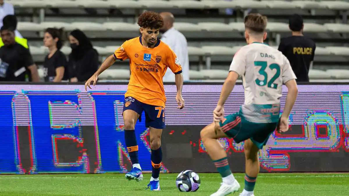 ركلتا جزاء.. تقييم كارثي لحكم مباراة الأهلي والفيحاء (فيديو)