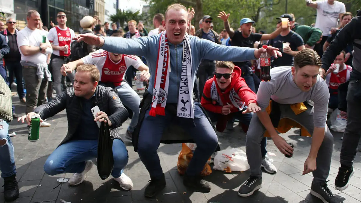 مباراة توتنهام ضد أياكس.. شاهد جنون جمهور الفريق الهولندي في لندن (فيديو وصور)