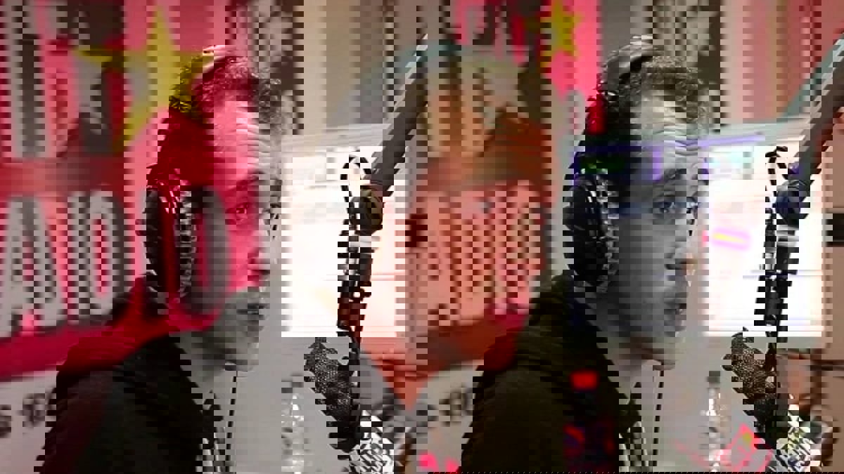 المغرب.. التحقيق مع مذيع مشهور بعد سرقة هاتف على الهواء