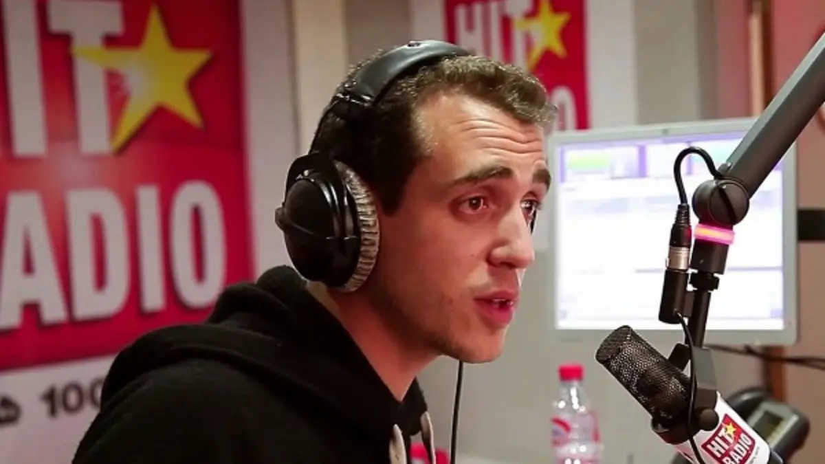 المغرب.. التحقيق مع مذيع مشهور بعد سرقة هاتف على الهواء