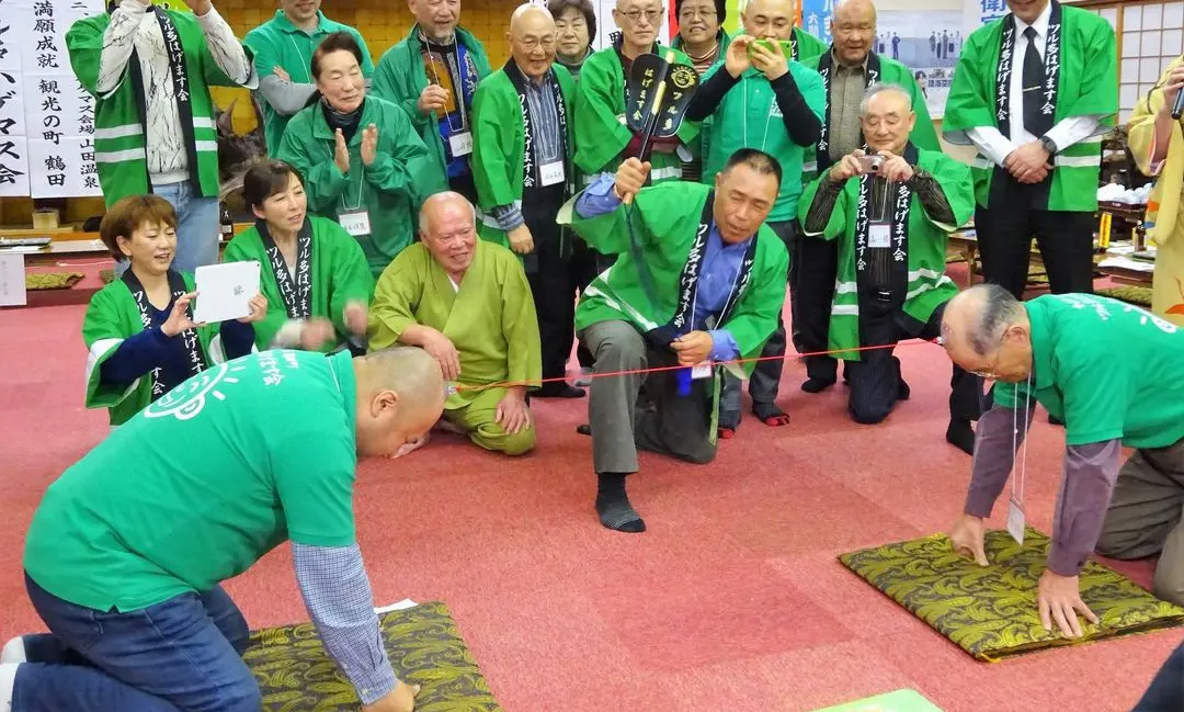 للرجال الصلع فقط.. رياضة يابانية هي الأغرب في العالم (صور)
