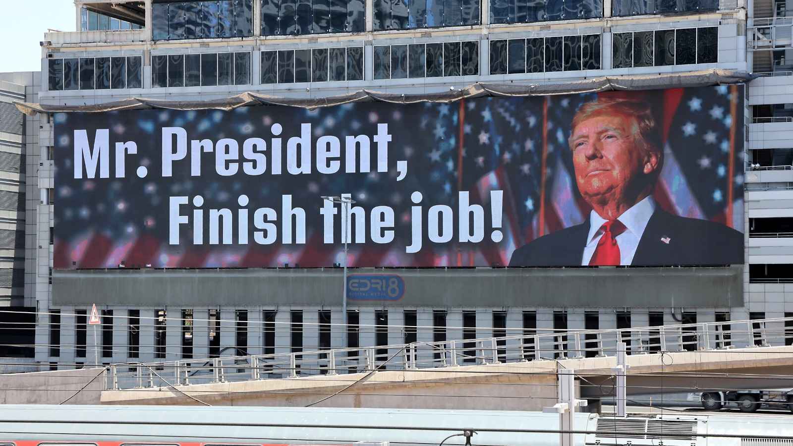 "سيدي الرئيس أنجز المهمة".. لوحات في إسرائيل تطالب ترامب بالتدخل (صور)