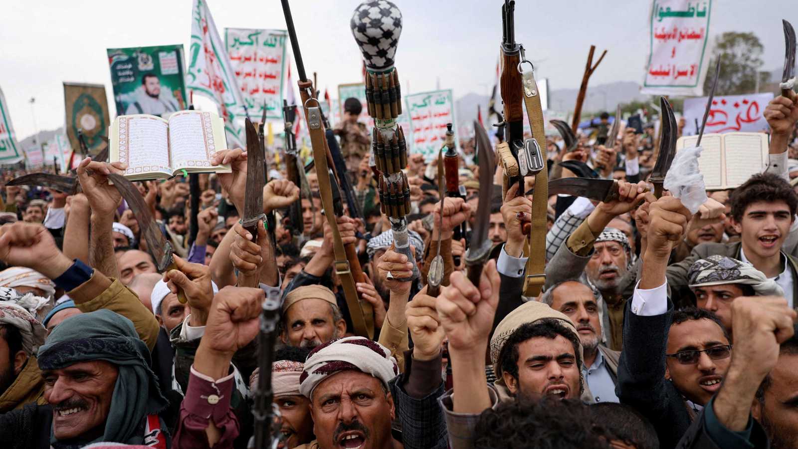 الحوثيون يشيعون نصف حكومتهم ويكشفون هويات الوزراء القتلى