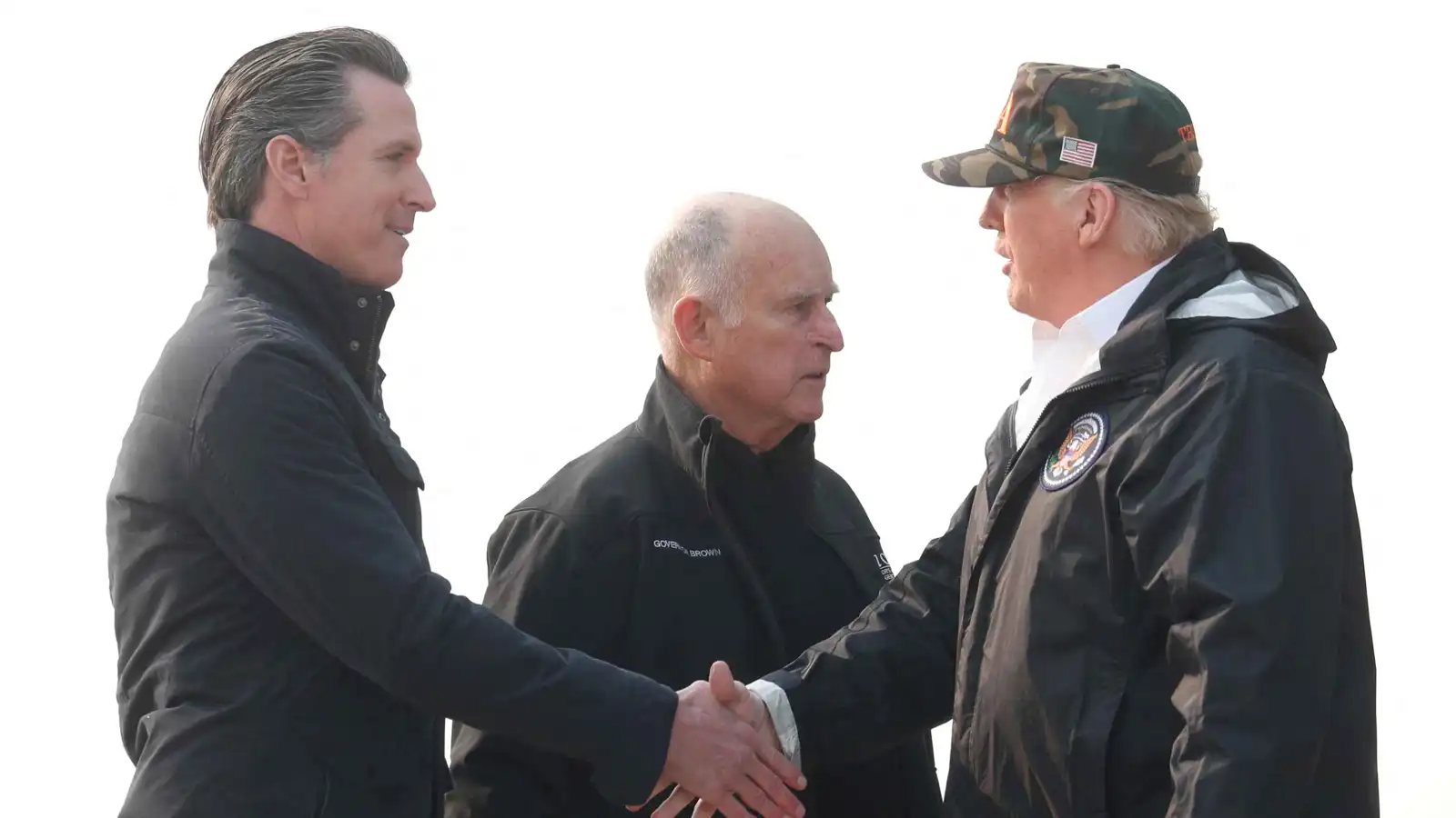 الرئيس الأمريكي دونالد ترامب يصافح حاكم ولاية كاليفورنيا جافين نيوسوم