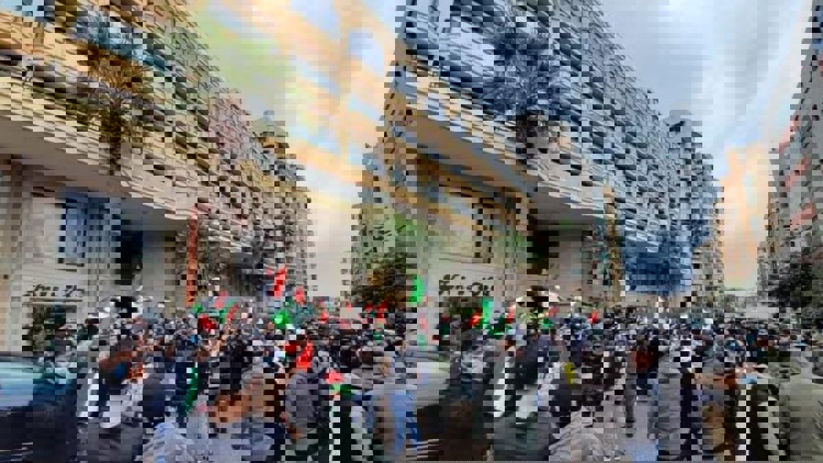 صفع فلسطينية خلال اعتصام أمام سفارة بلادها بلبنان يثير غضبا واسعا (فيديو)