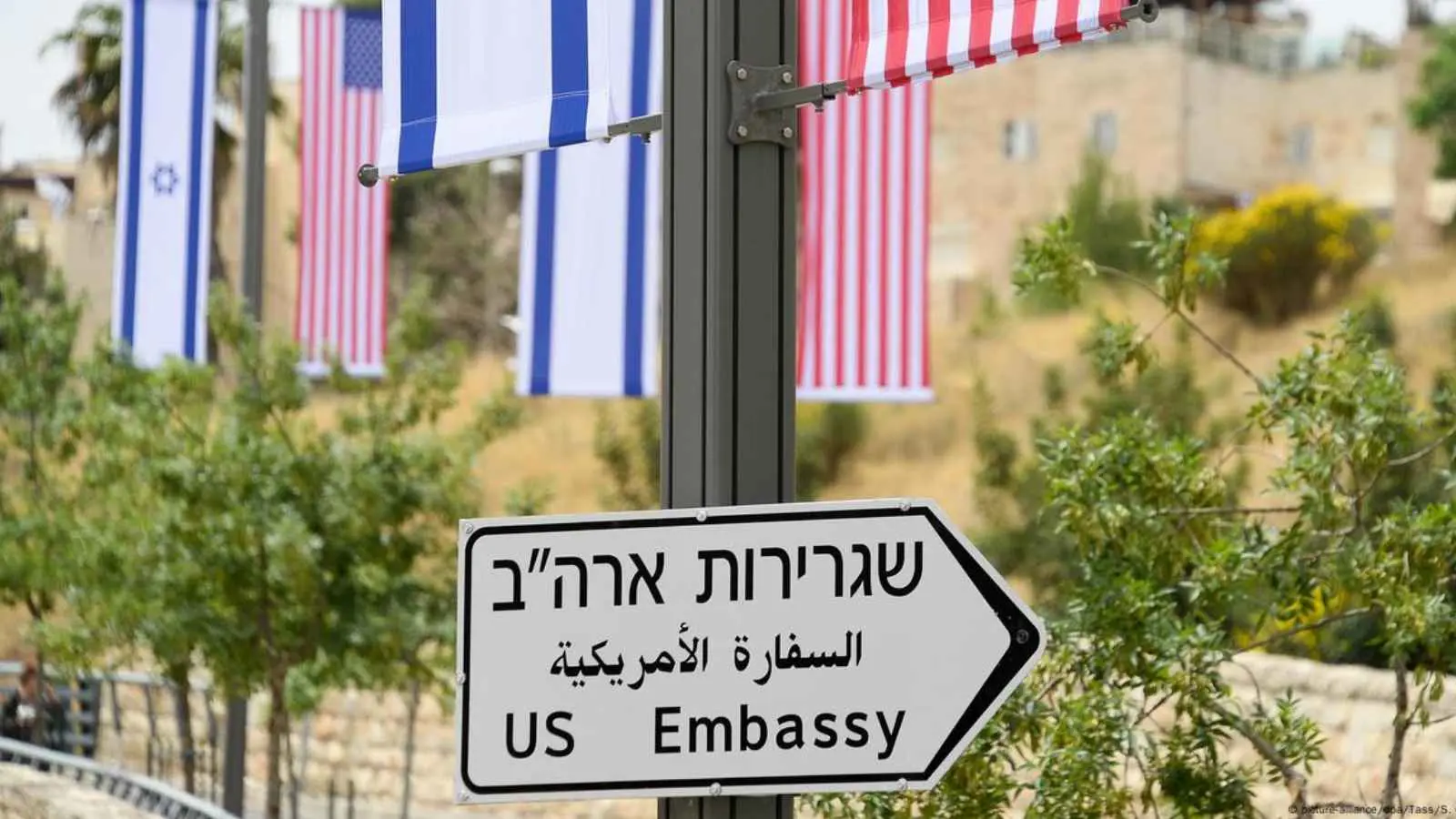 ما أبعاد دمج مكتب الشؤون الفلسطينية الأمريكية بسفارة واشنطن في القدس؟