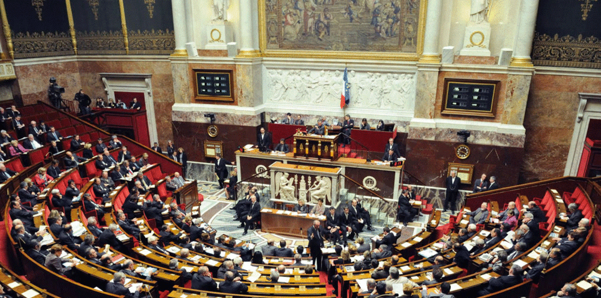 مشروع قانون يحظر الهواتف المحمولة بمدارس‎ فرنسا.. والمعلمون يعترضون