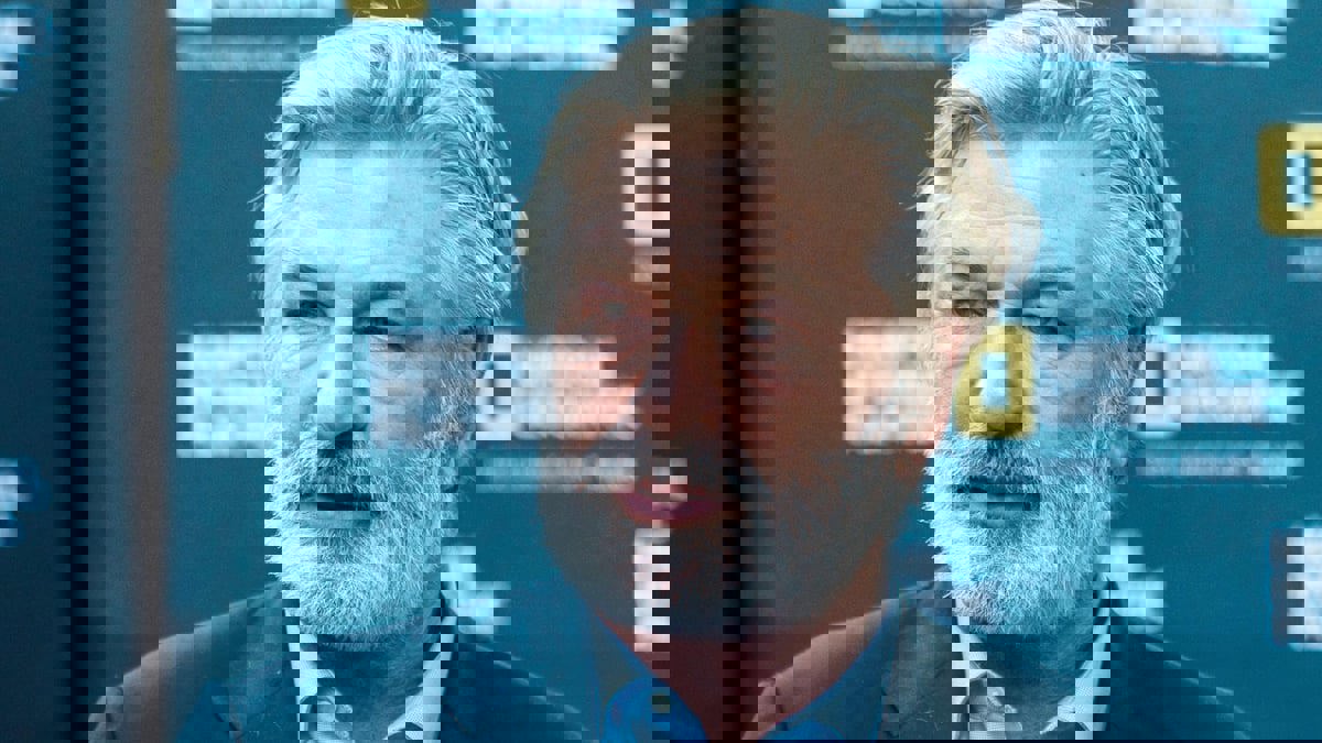 أليك بالدوين يلكم هاتف ناشطة وصفته بـ"المجرم" (فيديو)