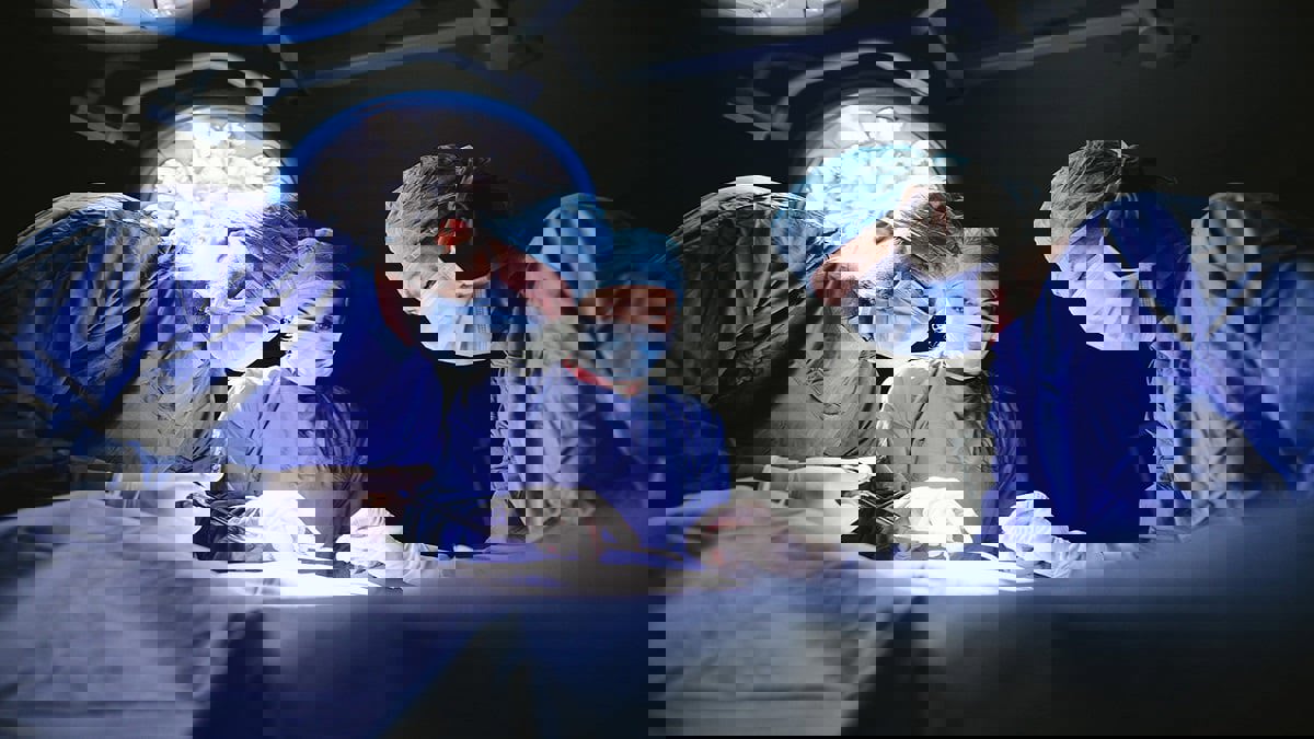 أول توأم متطابق في العالم يخضع لعملية "تغيير الجنس" (صور)