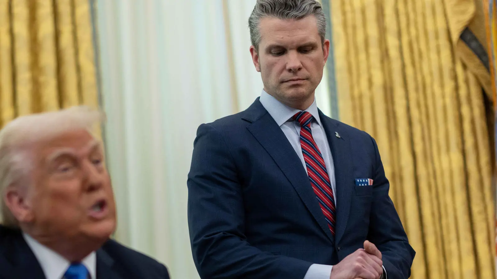 رغم الضعوط.. لماذا يرفض ترامب إقالة هيسيغيث بعد فضيحة سيغنال؟