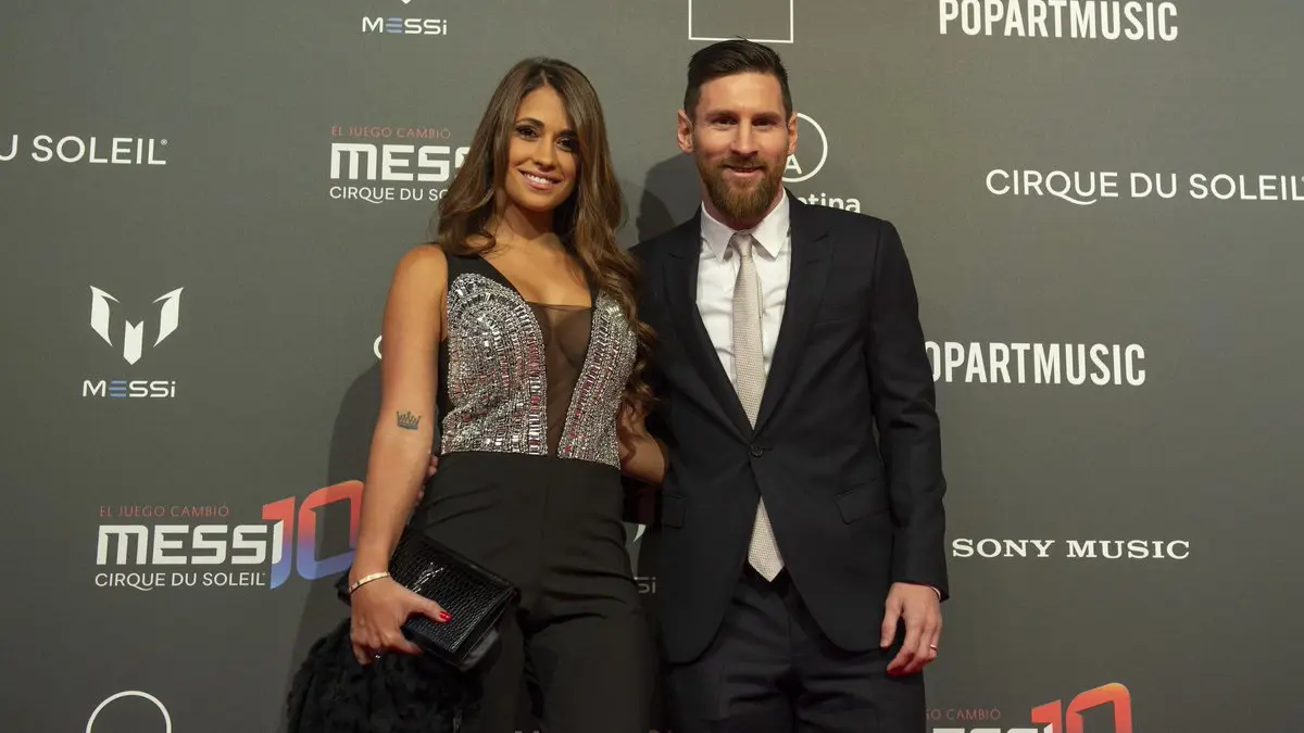 ميسي وزوجته على رأس حضور غفير لعرض "سيرك دو سوليه" (فيديو)