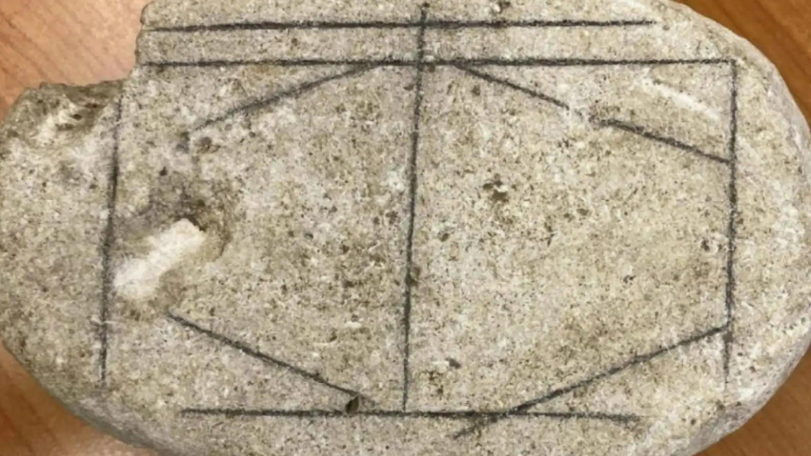 الذكاء الاصطناعي يفك شفرة حجر روماني غامض في هولندا