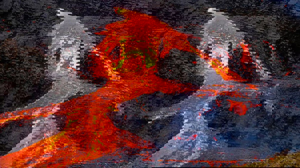 إغلاق منطقة على جزيرة لا بالما الإسبانية مع اقتراب الحمم البركانية من البحر