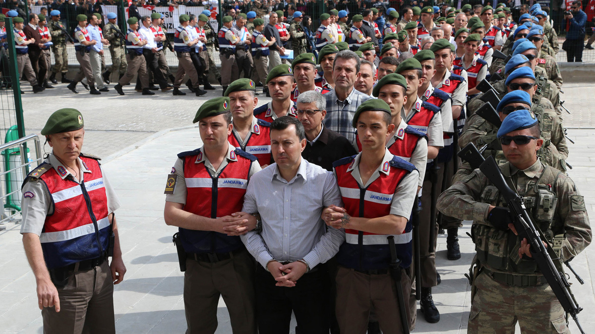 تقرير: ضابط تركي يكشف تعرضه لاعتداءات جنسية وتهديدات باغتصاب زوجته