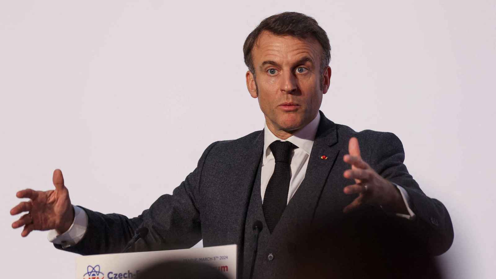 ماكرون يدعو روسيا إلى "التعقّل" ويطالب الصين بالتدخل