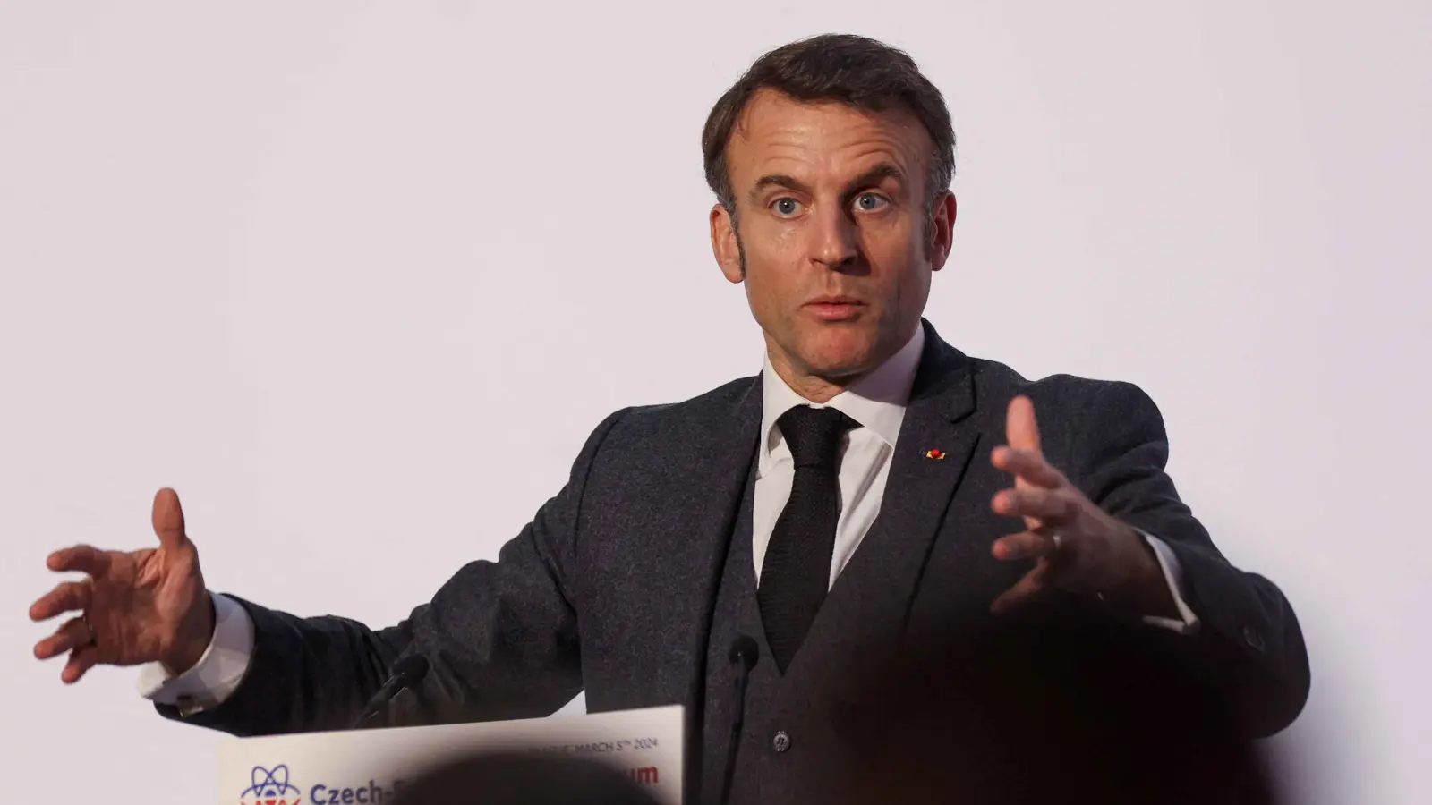 ماكرون يدعو روسيا إلى "التعقّل" ويطالب الصين بالتدخل