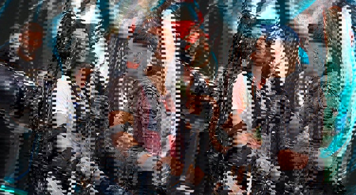 سقوط مرعب لمحمد الشناوي في بركة "رامز مجنون رسمي" (فيديو)