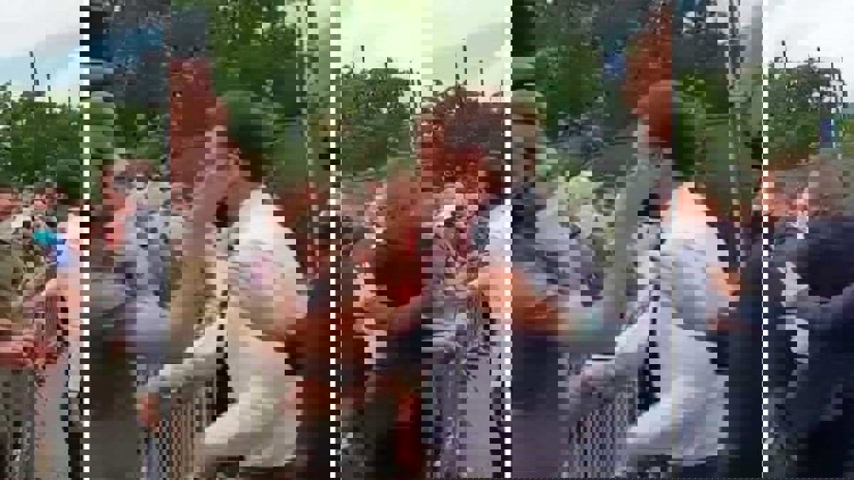 صفع ماكرون.. ضبط أسلحة وكتاب "كفاحي" لهتلر لدى أحد المشتبه بهم