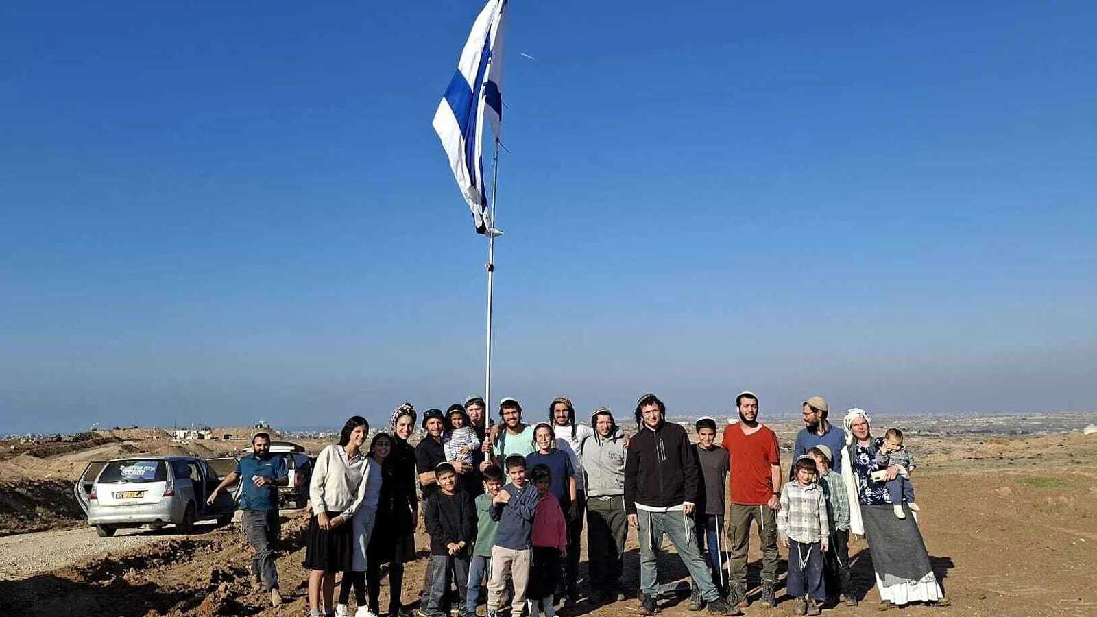 يهود متطرفون يرفعون العلم الإسرائيلي قرب غزة دعمًا للاستيطان